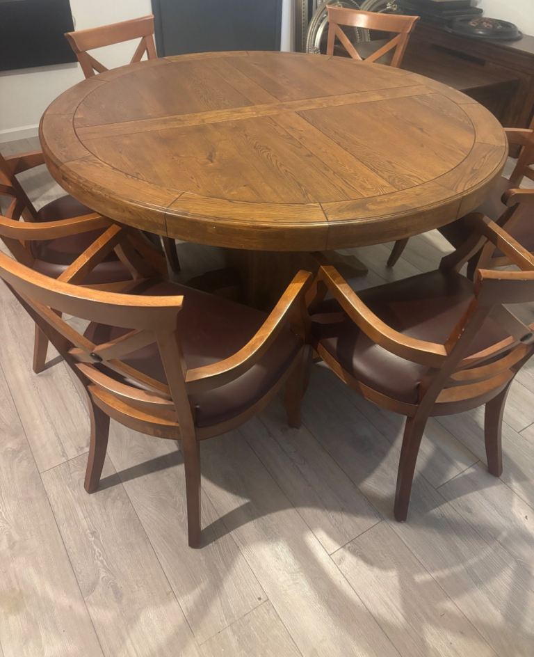Dining table and 6 chairs in great condition