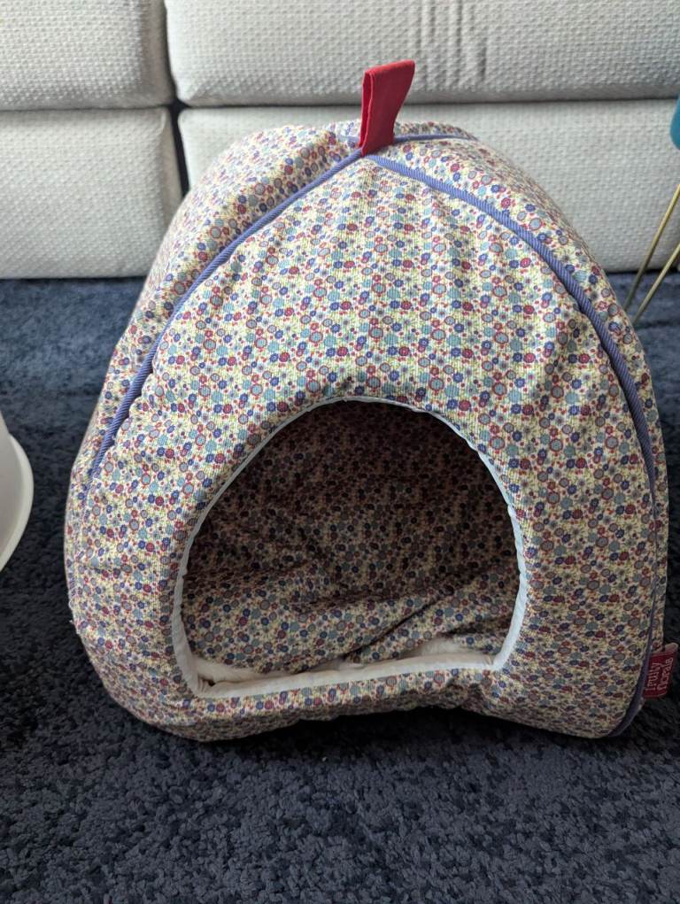 Floral cat bed