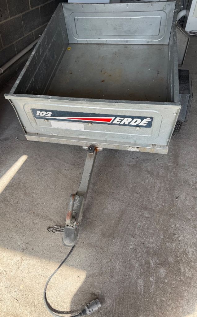Trailer - needs a new wheel 