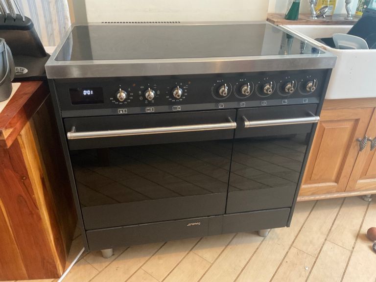 Smeg Freestanding Induction Cooker – Black, Good Condition