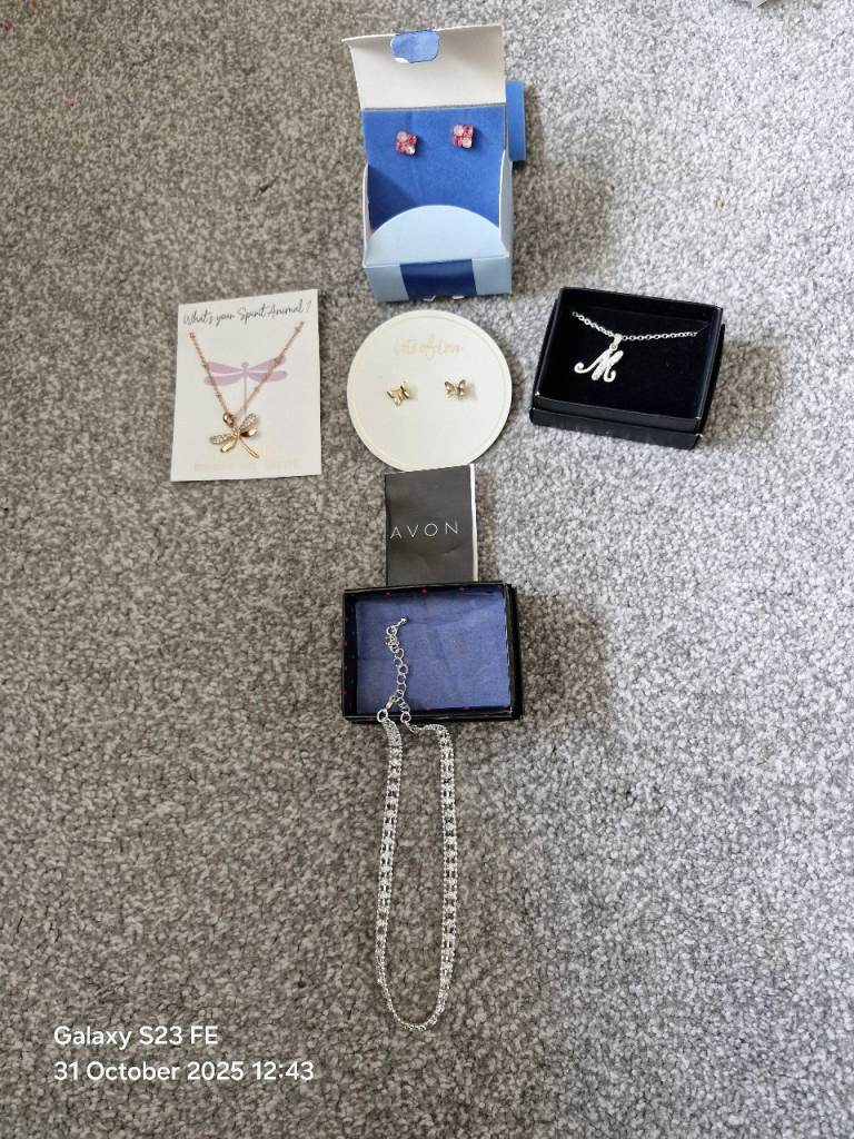 image for New Avon Jewellery £1 Per Item