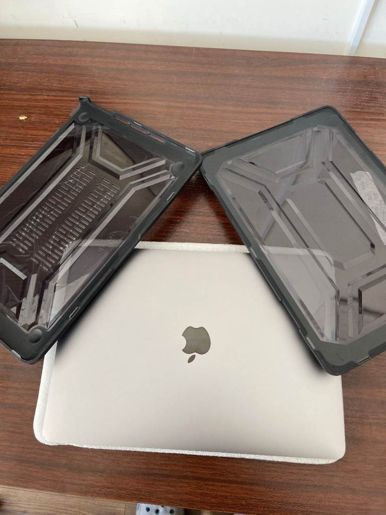 Apple MacBook Pro 13" M2 (2022) | 16GB RAM | 1TB SSD | £750 | FREE Black Hard Case