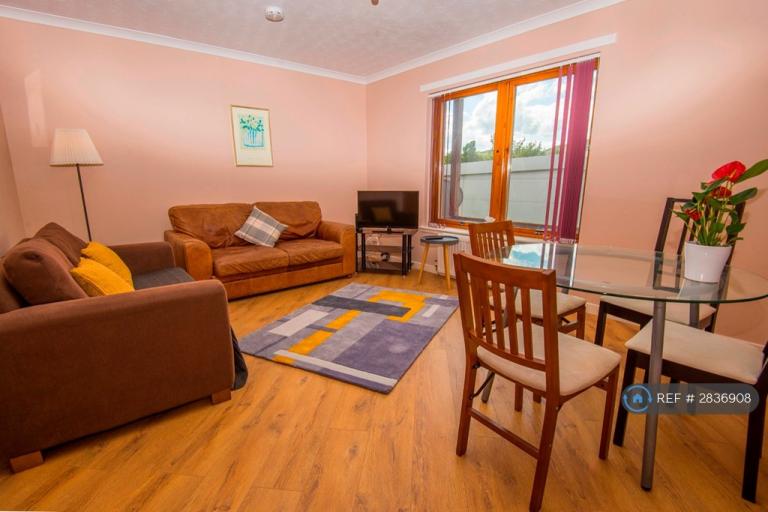 2 bedroom flat in St Clair Place, Edinburgh, EH6 (2 bed) (#2836908)