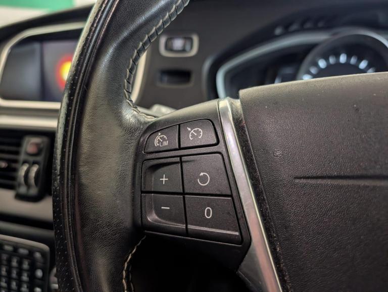 2019 Volvo V40 2.0 T2 GPF R-Design Nav Plus Euro 6 (s/s) 5dr HATCHBACK Petrol Manual