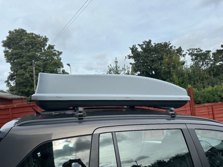 Car roof box 