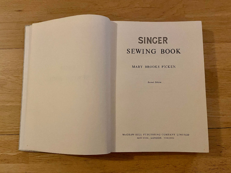 VGC VINTAGE 1954 SINGER SEWING BOOK - MARY BROOKS PICKEN (Antique Collectable)