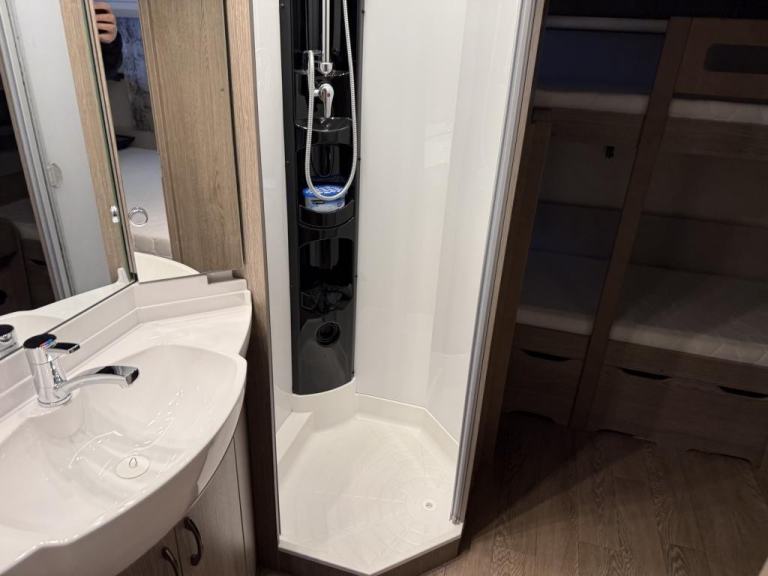 2022 HOBBY Prestige 720 kwfu 6 Berth fixed, bunkbeds, and double