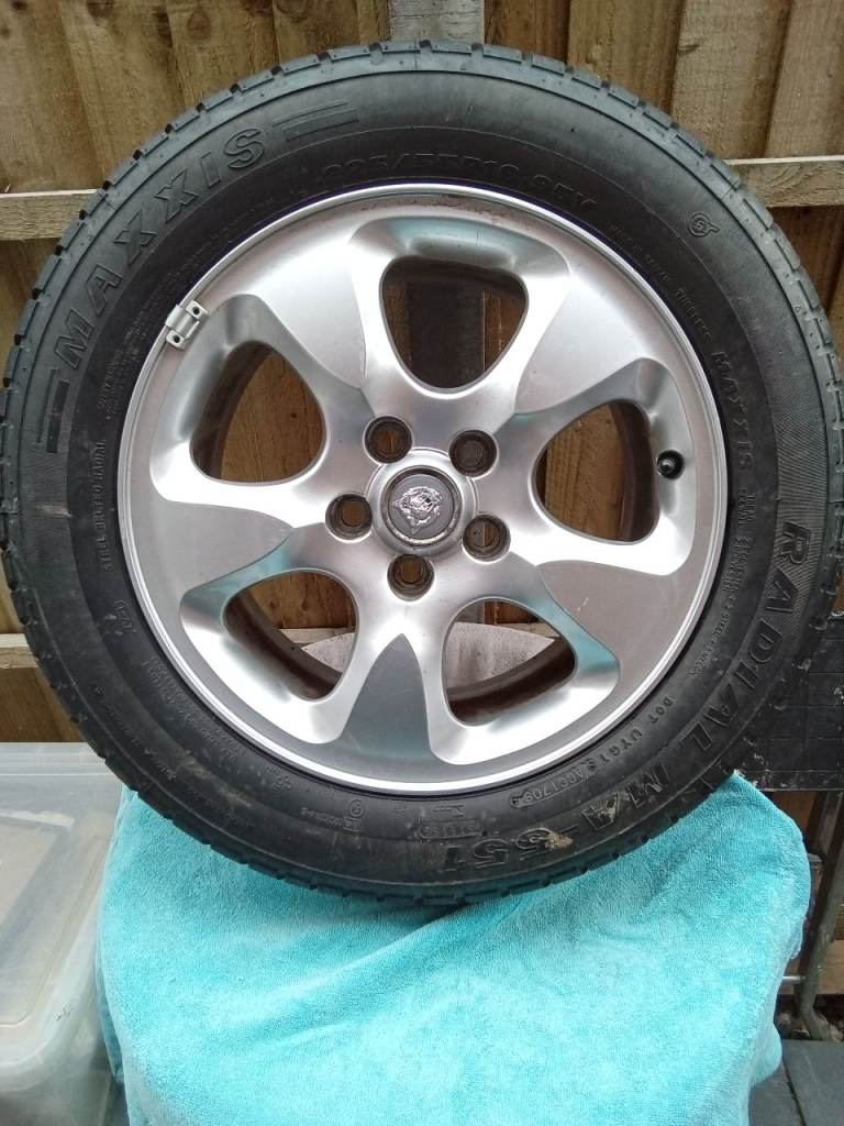 Jaguar S type wheel and tyre