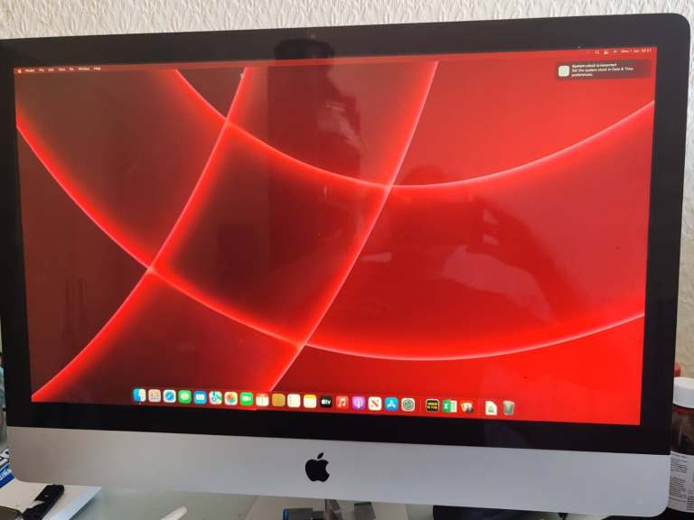 Apple iMac 27-inch (Mid 2010) - 16GB RAM, macOS Monterey