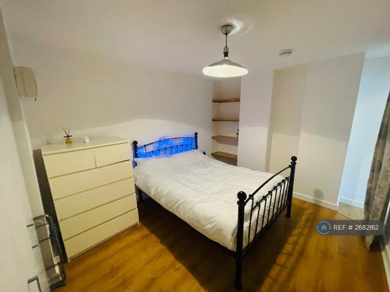 1 bedroom flat in Manchester Road, Huddersfield, HD4 (1 bed) (#2682162)