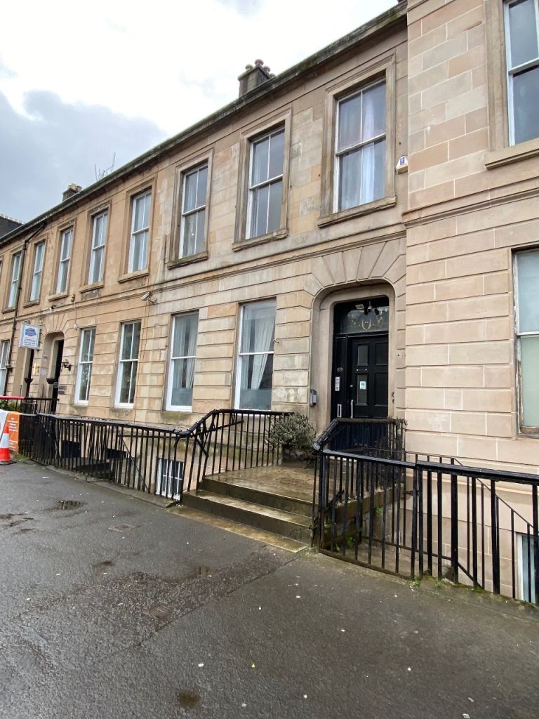 2 Bedroom main door flat Charing x 