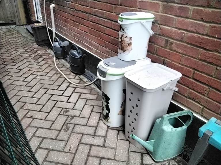 Pet food storage containers