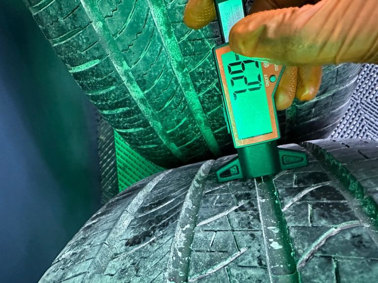 Land Rover Discovery 5 22” Powdered Gloss Black alloy wheels - style 5025 & 5/7mm+ Pirelli’s!