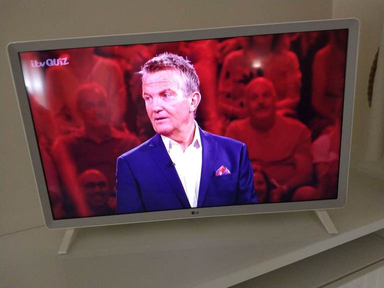 image for LG 32" FULL HD SMART TV WITH REMOTE CONTROL AND STANDS, EXCELLENT WORKING ORDER & CONDITION