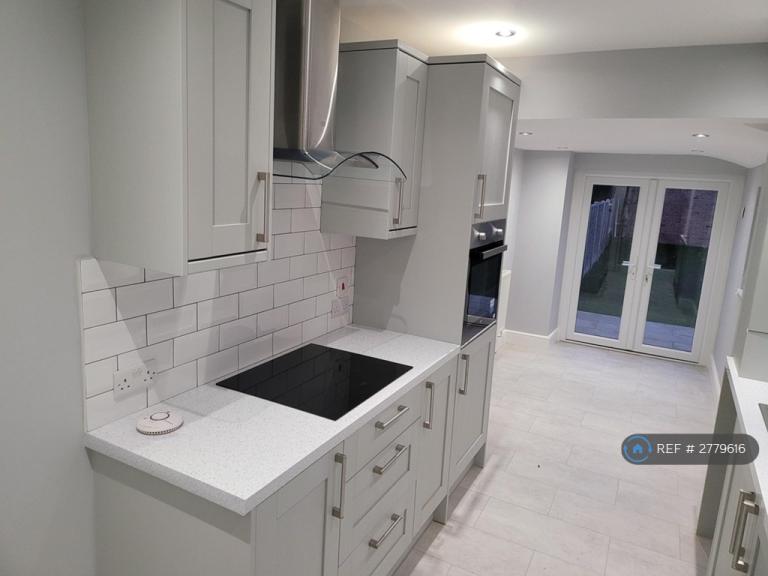 3 bedroom house in Cromwell Road, Rushden, NN10 (3 bed) (#2779616)