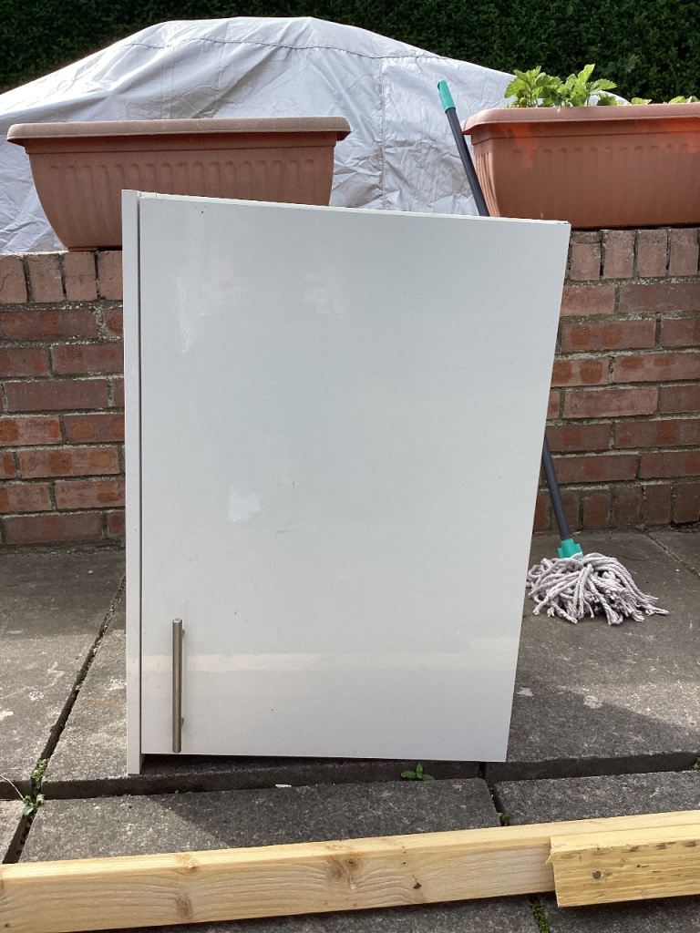 HOWDENS White high gloss kitchen £75