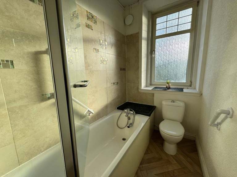 Traditional 2 Bed 1st Floor Flat Broomlands Street Paisley PA1 2LS - Available Now