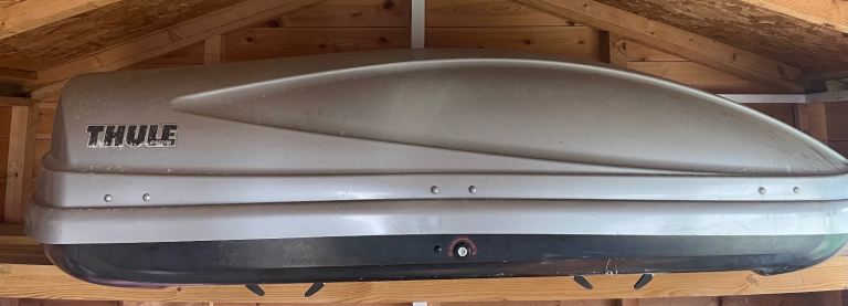 Thule roof box with fittings 