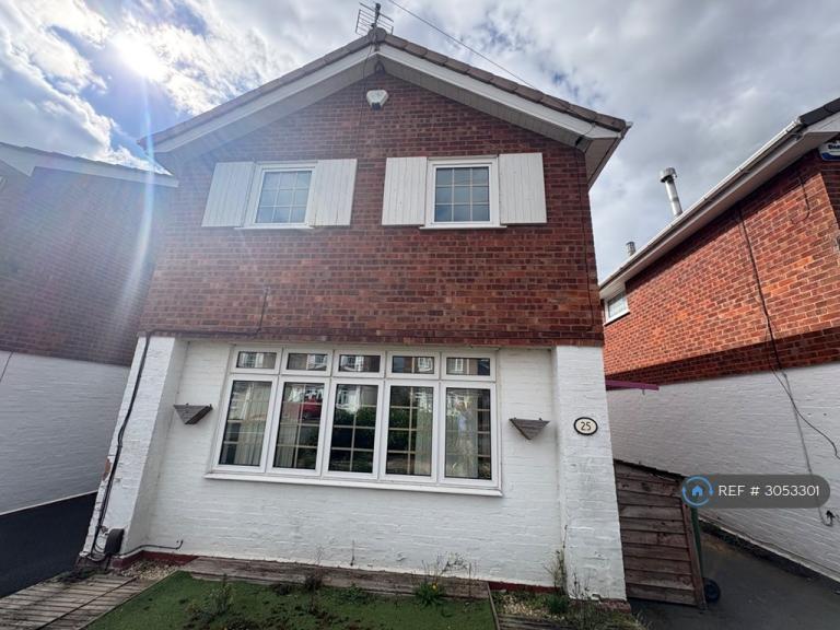 3 bedroom house in Elmdale Drive, Kidderminster, DY10 (3 bed) (#3053301)