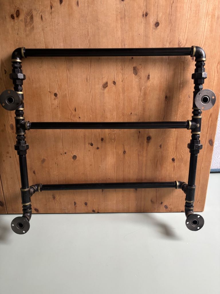 Industrial pipe style towel rail
