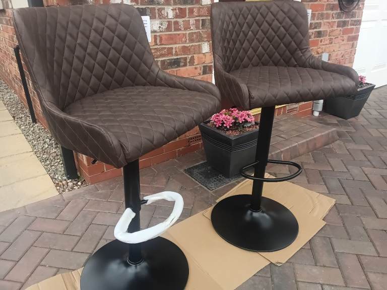 £79 2 X BRAND NEW WAYFAIR  WIDE SEAT GAS LIFT UP DOWN SWIVEL BAR STOOLS BARSTOOLS B.N.I.B