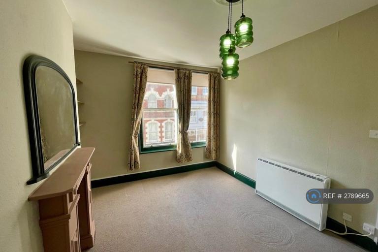 1 bedroom flat in Kings Road, St Leonards-On-Sea, TN37 (1 bed) (#2789665)