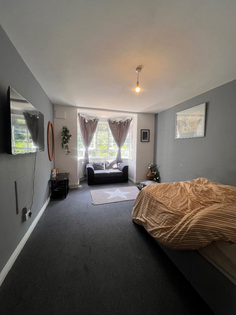 Spacious King-Size Bedroom – Surbiton