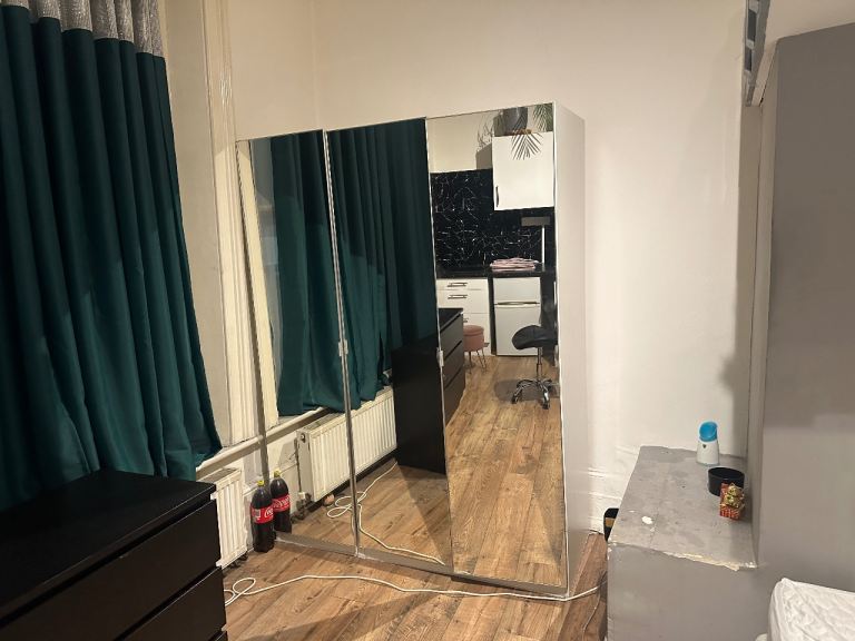 3 Door Mirrored Wardrobe – Excellent Condition