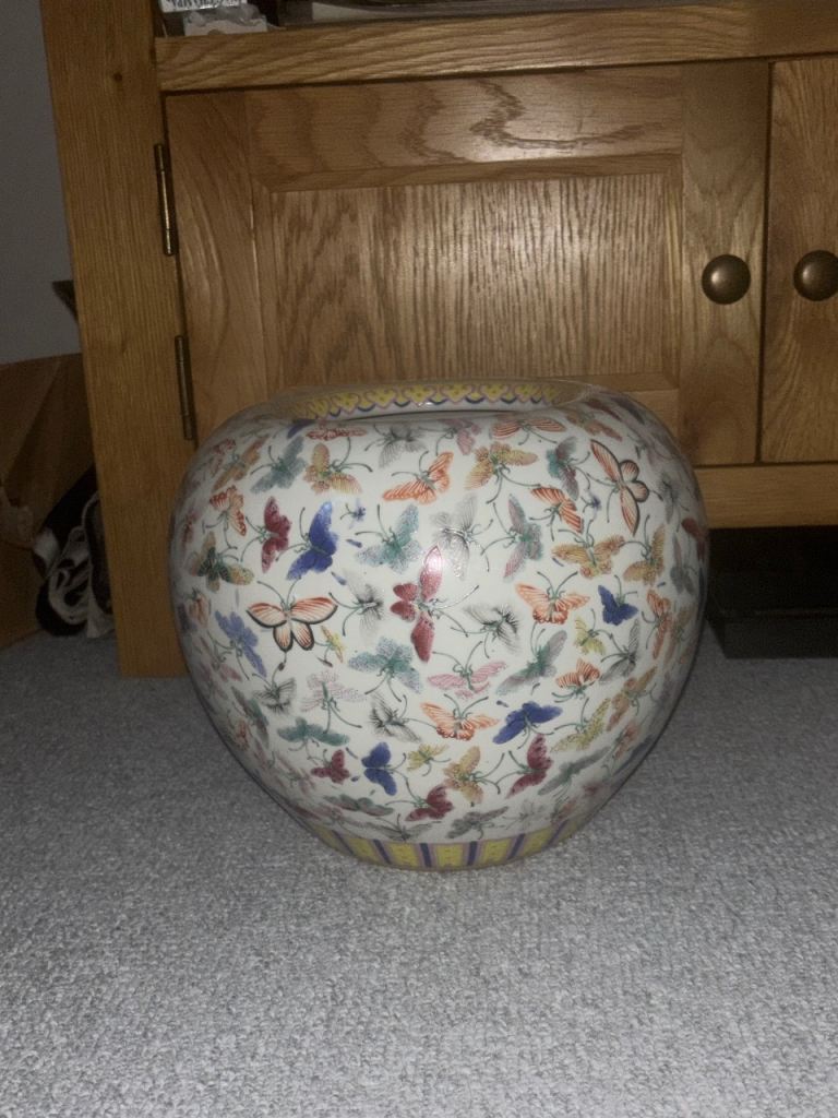Chinese porcelain thousand butterfly pot famille rose vase 