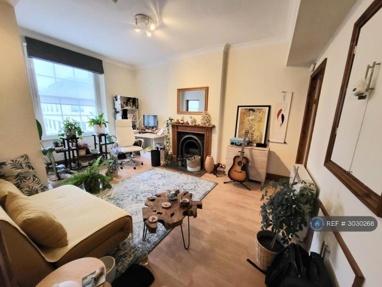 1 bedroom flat in Regent Street, Clifton, Bristol, BS8 (1 bed) (#3030268)