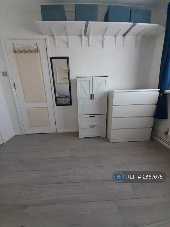 3 bedroom flat in Bernard Shaw House, London, NW10 (3 bed) (#2867675)