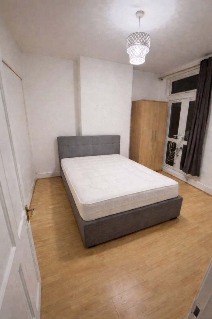 Spacious & Cosy Double Room For Rent AT CR7 7BB