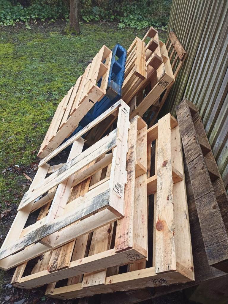 Free wooden pallets