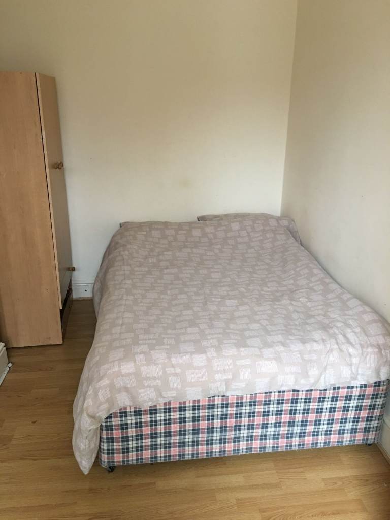 Cosy double room, close to center and University, good for couples. Starts from £125p/w