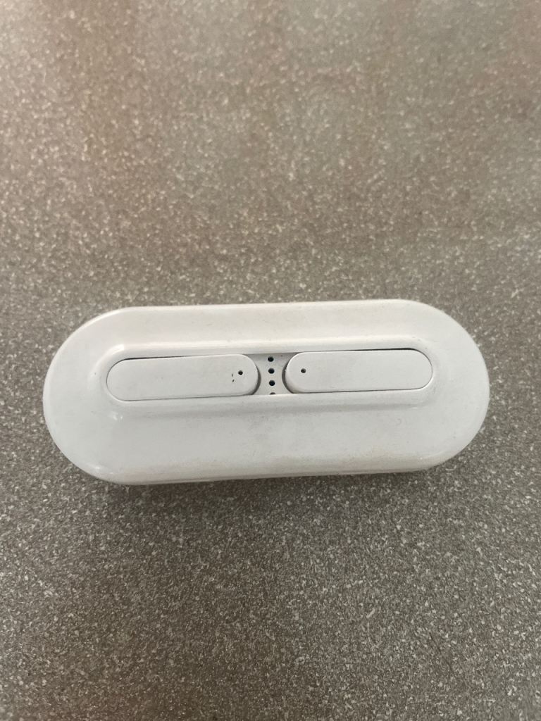 White HP EarPods working