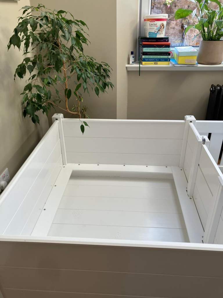 Title: Tekplas PVC Whelping Box & Attached Playpen with Door (Excellent Condition) 