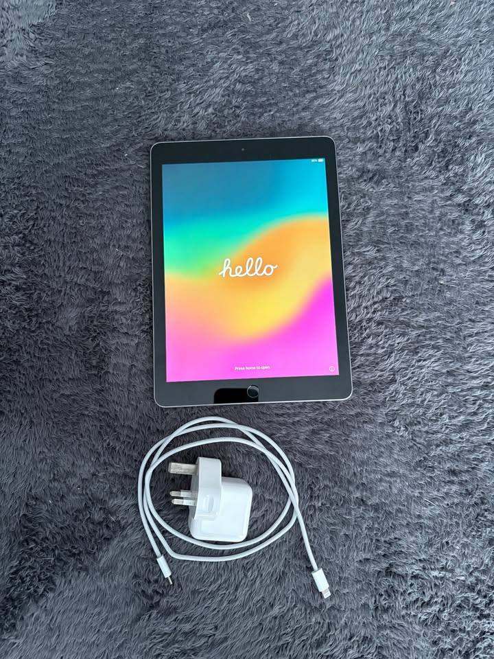 iPad 6 Space Gray 32 GB with charger & pen