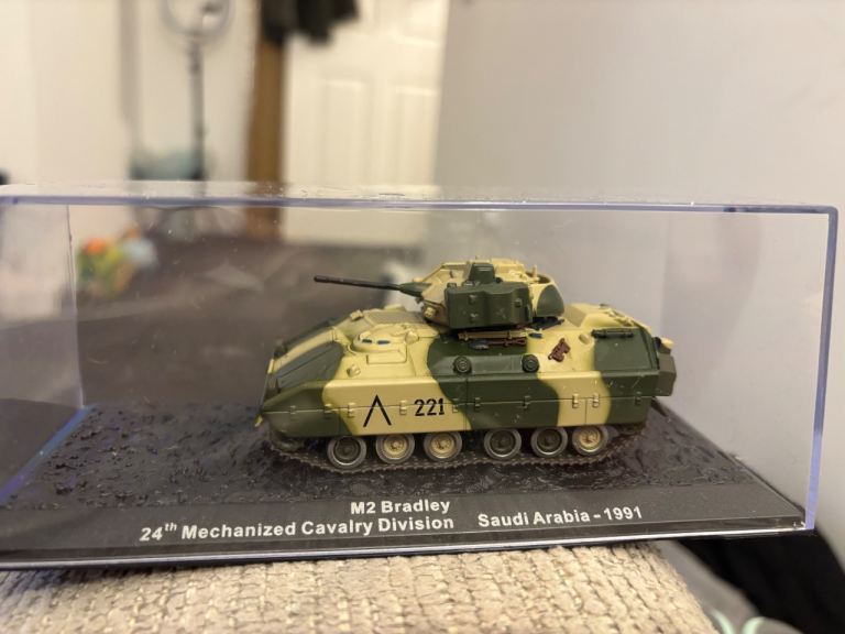 Deagostini Model Tanks M2 Bradley Saudi Arabia 1991 1:72 Scale