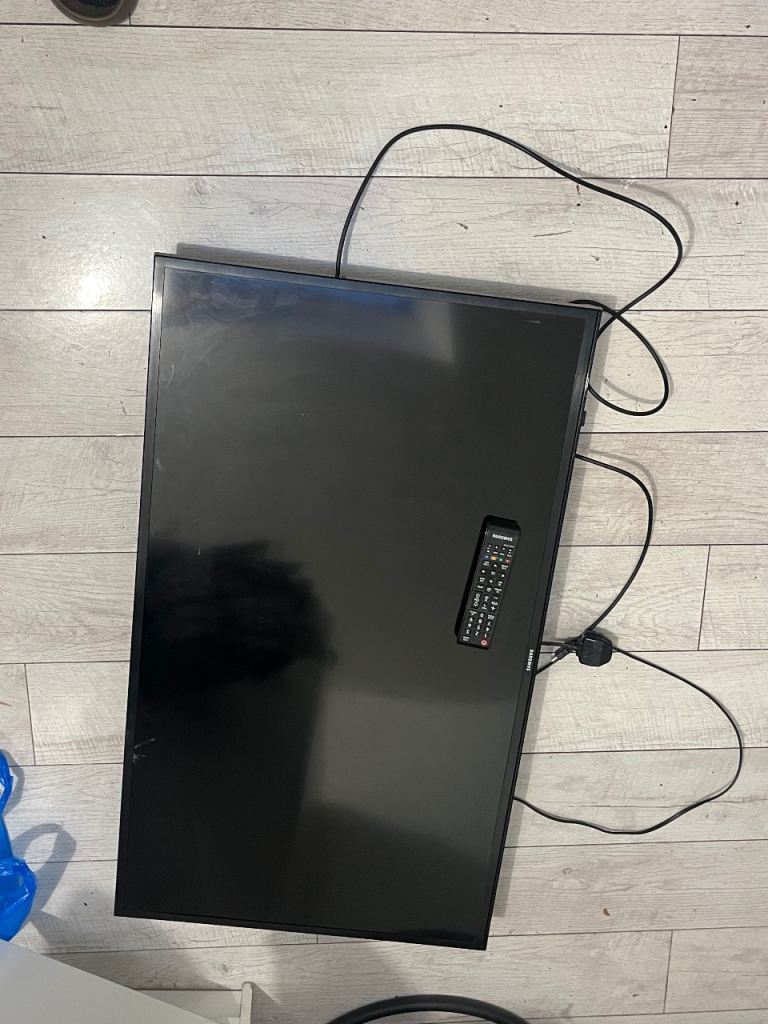 Samsung 40-inch Full HD TV UE40J5000 – READ DESCRIPTION 