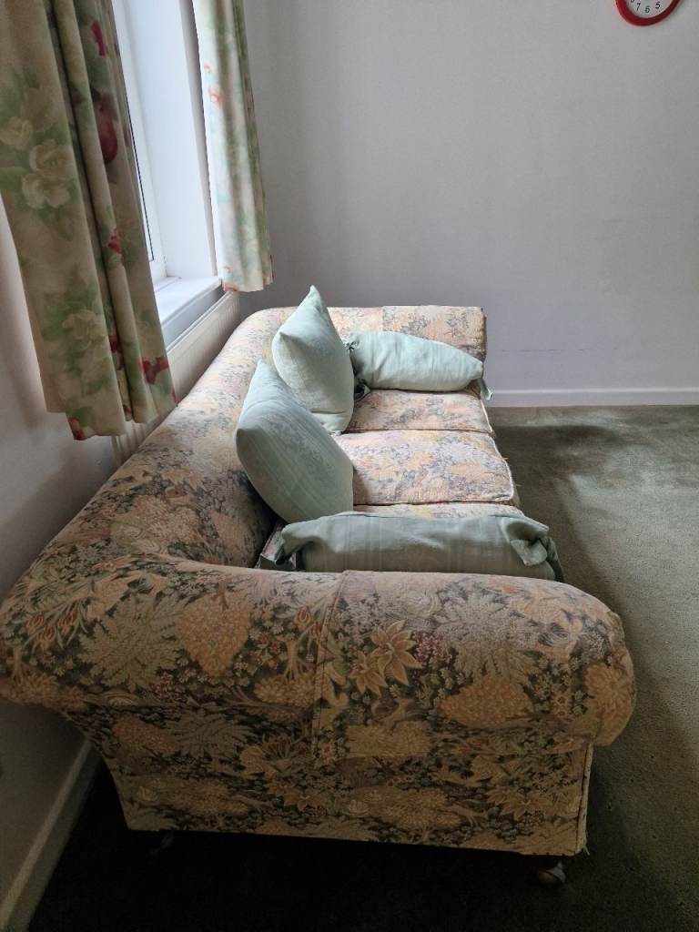 Free to collector ! Vintage Chesterfield Sofa