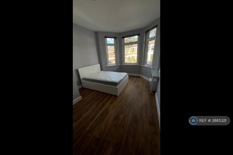 2 bedroom flat in Victoria Road, London, N22 (2 bed) (#2885321)
