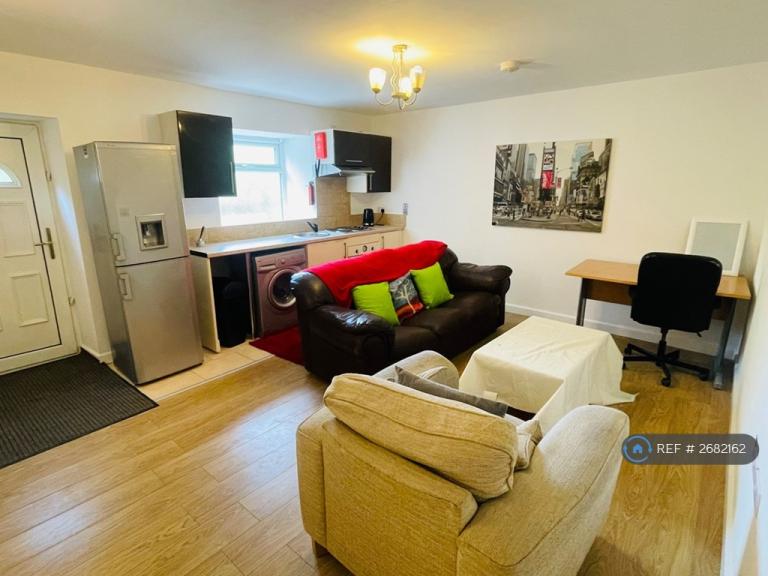 1 bedroom flat in Manchester Road, Huddersfield, HD4 (1 bed) (#2682162)