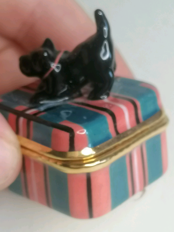 Vintage Miniature jewellery box with dog on top. 