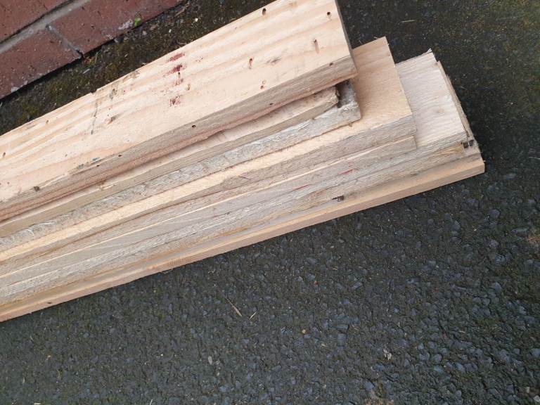 2.4m good quality pallet timber 