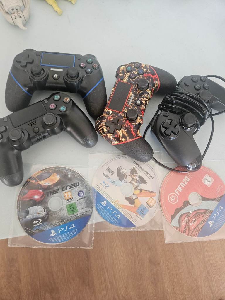 Ps4 controllers x 4 Free games