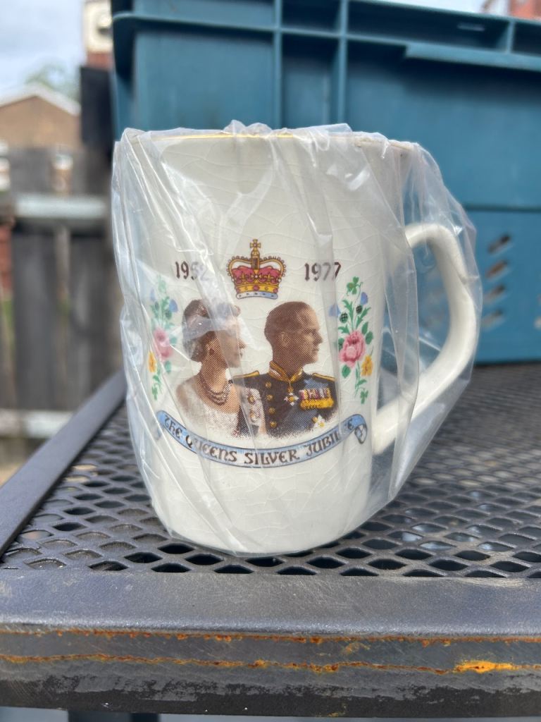 Queen's Silver Jubilee 1977 Commemorative Mug - NEW