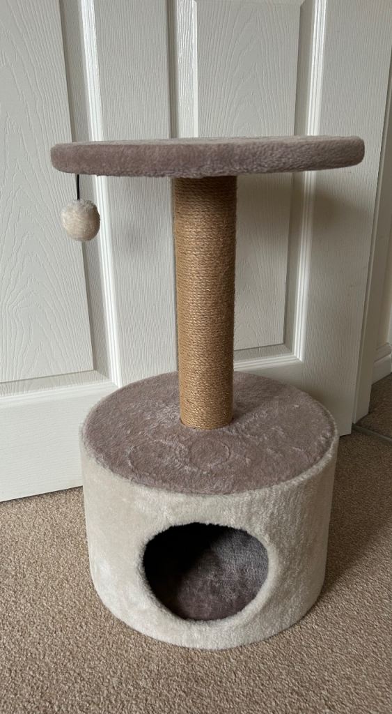 CAT TREE/SCRATCHING POST