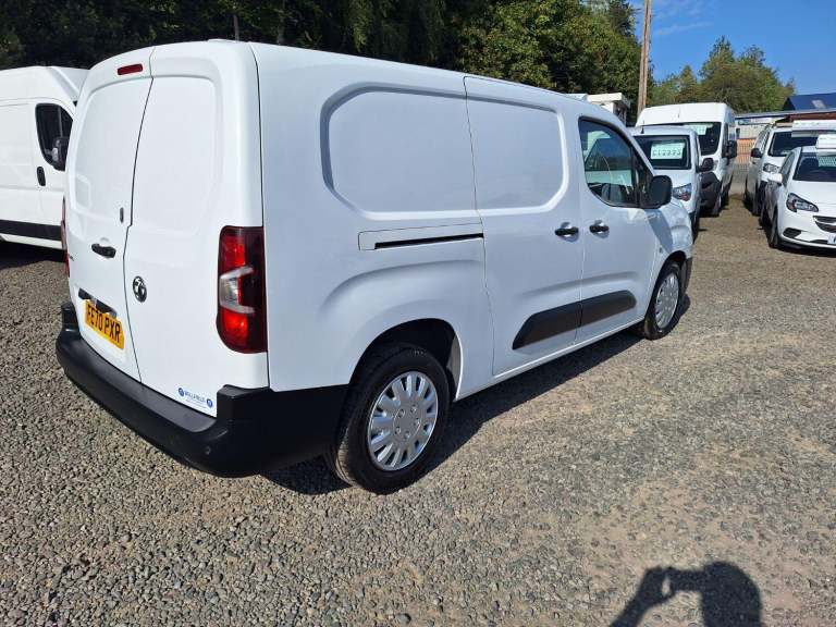 VAUXHALL COMBO 1.5 Turbo D 2300 Edition 5 seat crew combi van White Manual Diese