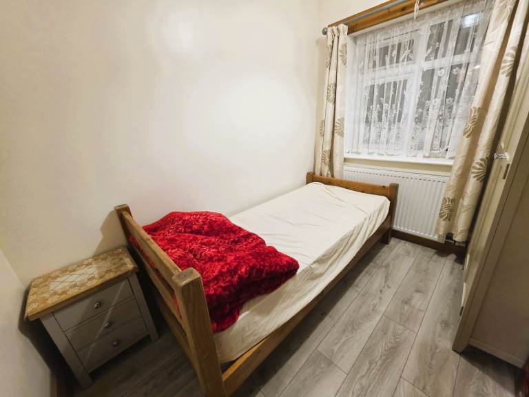 SINGLE ROOM + FURNISHED + INCLUSIVE BILLS + AVAILABLE FOR SINGLE PERSON + EDGWARE  
