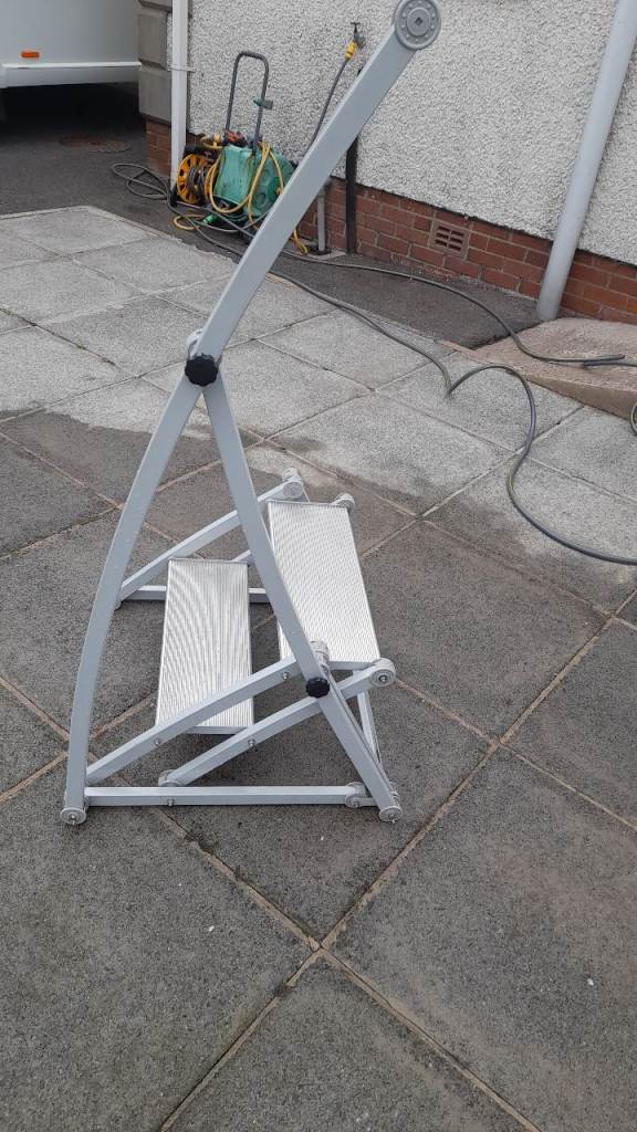 Caravan double step with handle